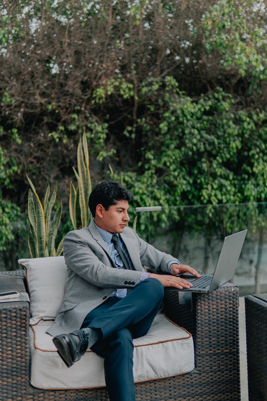Profesional de SCA trabajando con su laptop